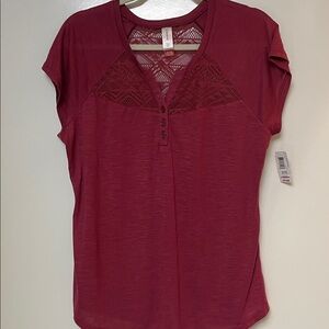 No Boundaries Junior XL short sleeve top. 
Wine color with lace.